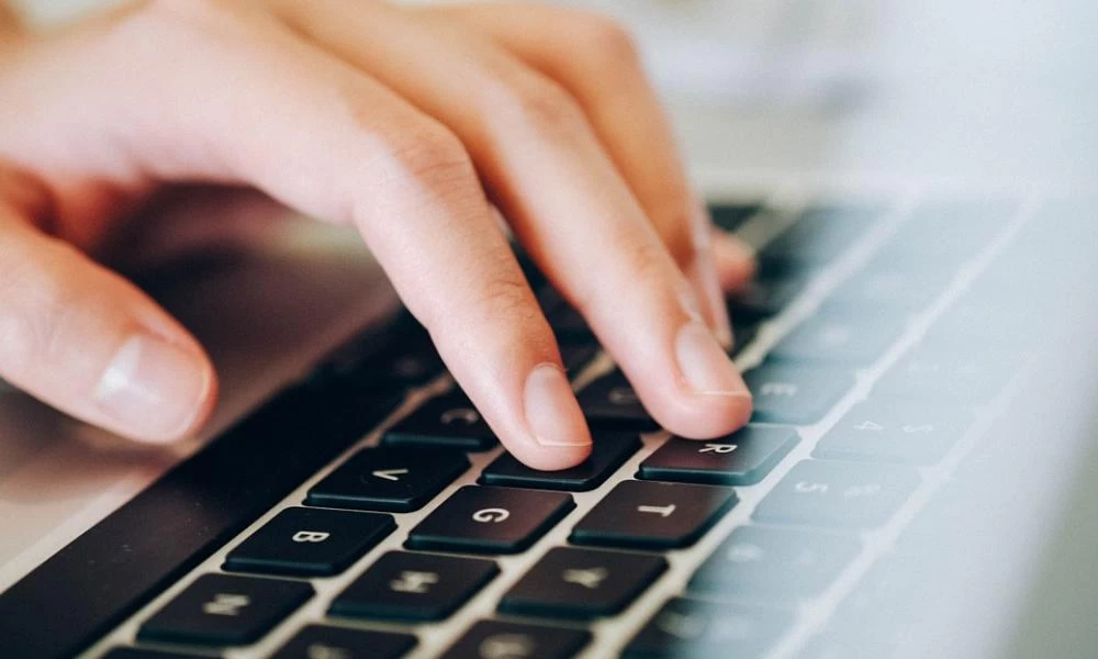 Ο τρόπος για να καθαρίσετε στο άψε σβήσε το πληκτρολόγιο